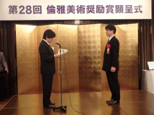 左：主催である公益信託倫雅美術奨励基金運営委員長の市川政憲氏、右：荒井経先生