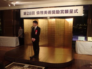 ご挨拶される荒井先生